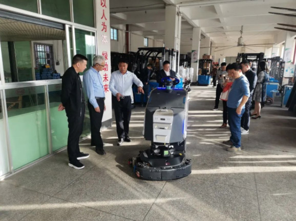 情暖永新昌丨熱烈歡迎廈門總商會舉辦的哈工大會長班同學光臨廈門永新昌參觀指導。